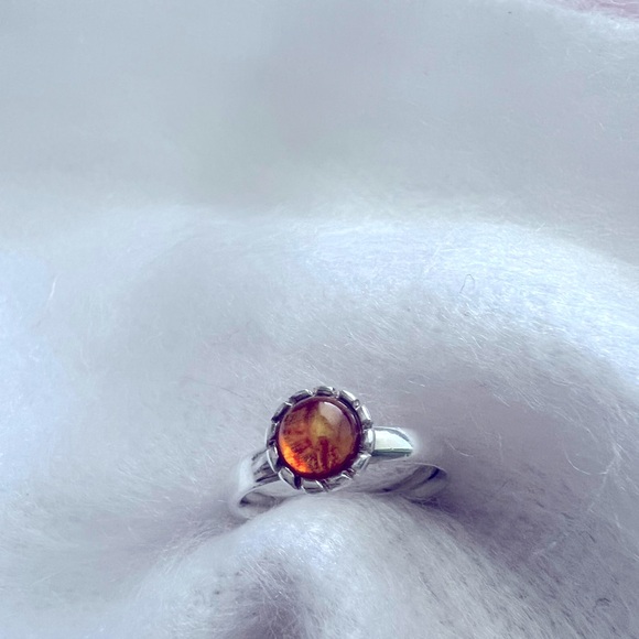 Stunning Sterling Silver ring with an Amber Stone. Size 7. - Picture 1 of 12